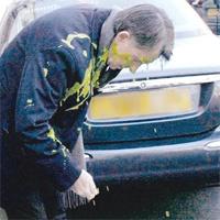 İngiliz bakana tatlı saldırı