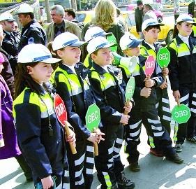 Okullara trafik bayrağı verilecek