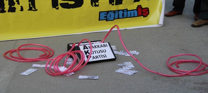 Eğitim İş'ten Hükümete Kokartlı Protesto
