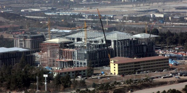 Yeni Başbakanlık binasına durdurma kararı!