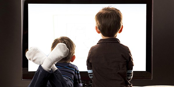 Televizyon bağımlısı çocuk narsist toplumun habercisi