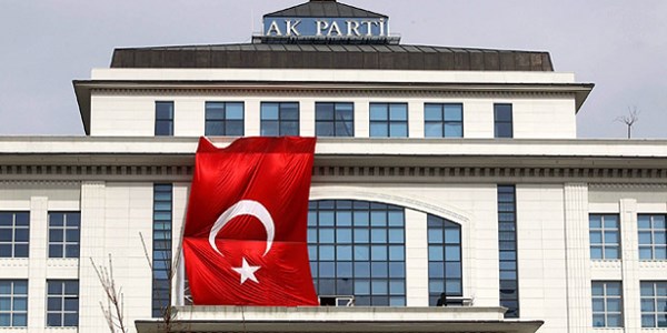 AK Parti 40'a yakın il yönetiminin istifasını istedi