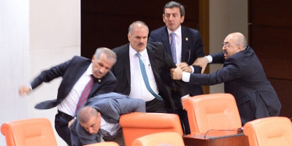 Vekiller birbirine girdi!