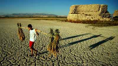 Çekilen suların altından Osmanlı kalesi çıktı