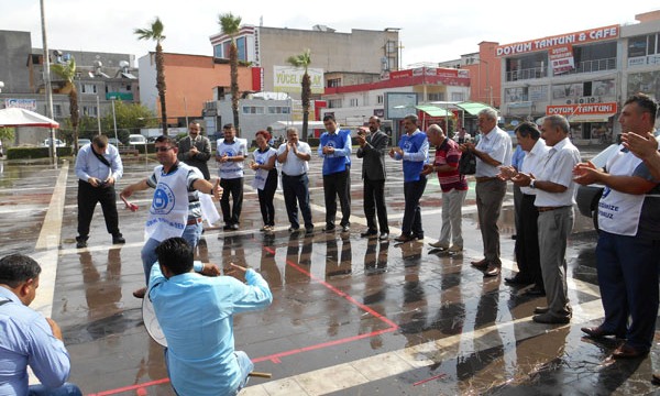 Öğretmenler İş bırakıp, yağmur altında halay çekti