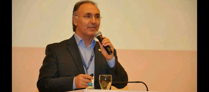 Ahmet Özer: Maddeden manaya yürümek