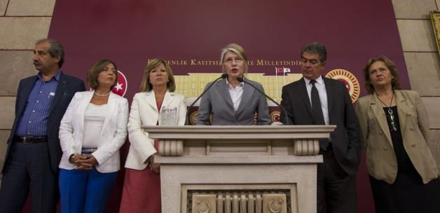 Emine Ülker Tarhan CHP'den istifa etti