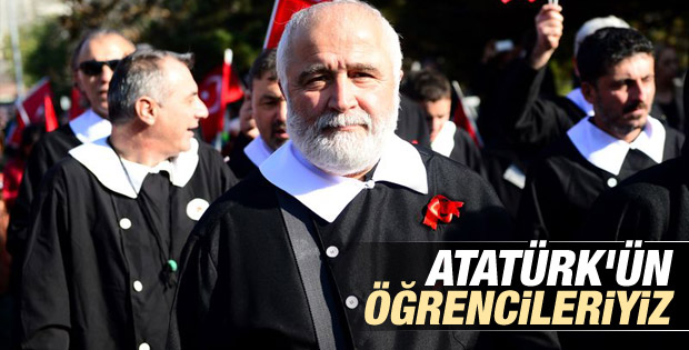 Siyah önlüklerle Atatürk'ü andılar