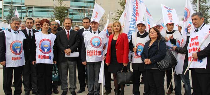 AYM Önünde, MEB Yasası Protestosu