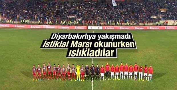 Diyarbakır'da İstiklal Marşı ıslıklandı