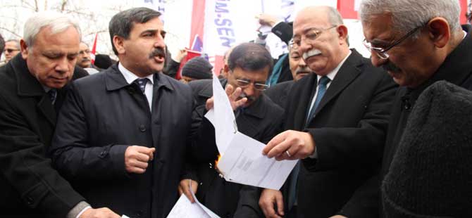 Memurlardan Bordro Yakma Eylemi