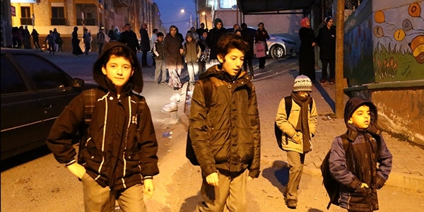 Sabahın karanlığında okul yolu!