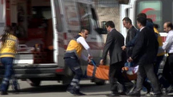 Öğrenci okulda müdür yardımcılarını bıçakladı