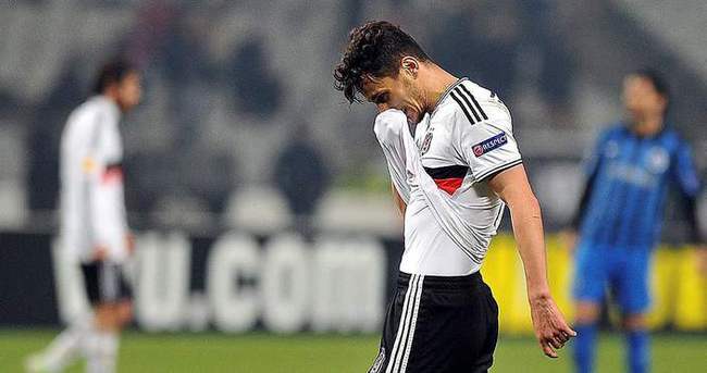 Mustafa Pektemek'in parmağı kırıldı