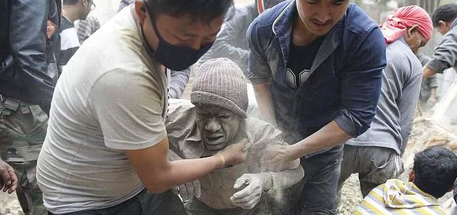 Nepal 7.9 Şiddetinde Depremle Sarsıldı