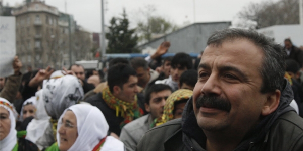 'Aleviler Ak Parti'yi devirmek için oyları ikiye böldü'