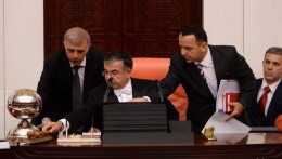 Meclis'te gergin anlar Partiler uzlaşamadı