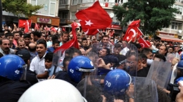 İmamın bu sözleri şehit cenazesini karıştı!