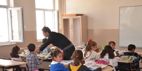 Doğu'ya atanan öğretmene Kürtçe öğretilecek