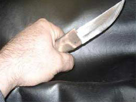 Okuladan atılan öğrenci müdürü bıçakladı