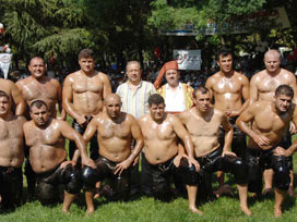 Bin kişilik güreşçi imam ordusu geliyor