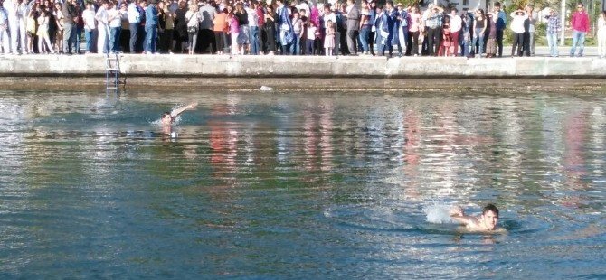 Diplomalarını Gölden Çıkararak Mezun Oldular