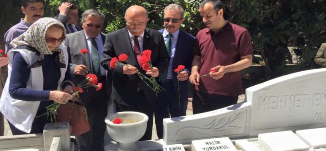 Büyük Şair Kabri Başında Anıldı