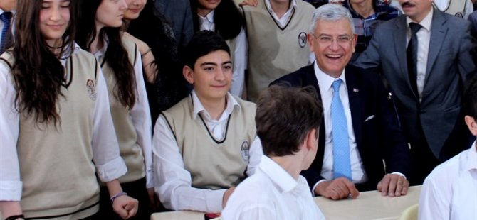 İlkokul Sırasında Bakan'a Güldüren AB Sorusu