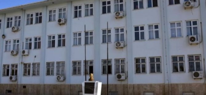 Şehidin ismi olan okulun bayraklarını yaktılar