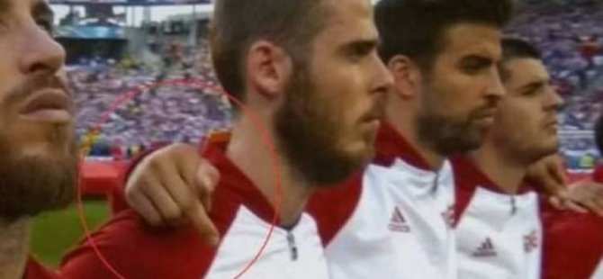 Milli marşı okunurken büyük skandal!