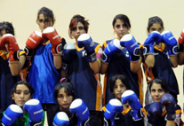 Köy kızları boksla tanıştı