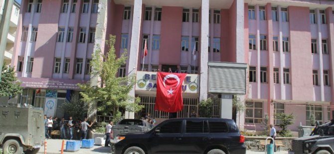 Kayyum Geldi, Türk Bayrağı Asıldı