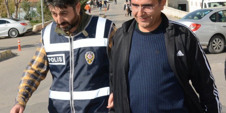 Eski rektör ve üniversite görevlilerine FETÖ operasyonu