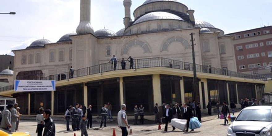 Yüksekova'da camilerden 'kepenklerinizi açın' anonsu