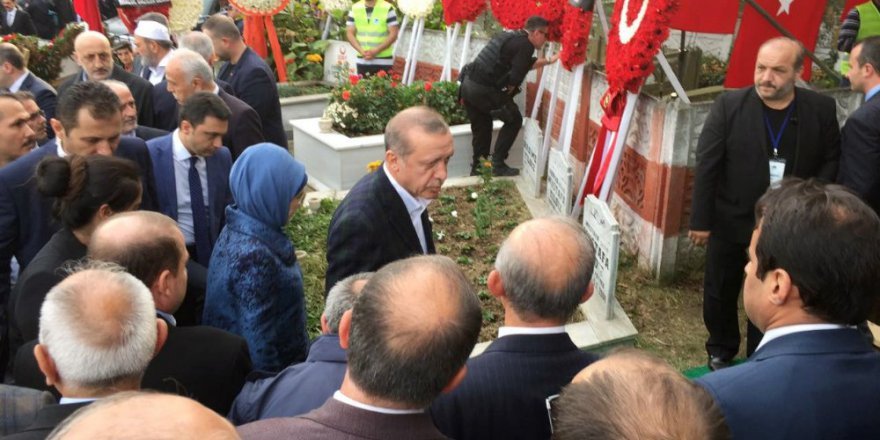 Erdoğan şehit kaymakamın mezarı başında Kur’an okudu
