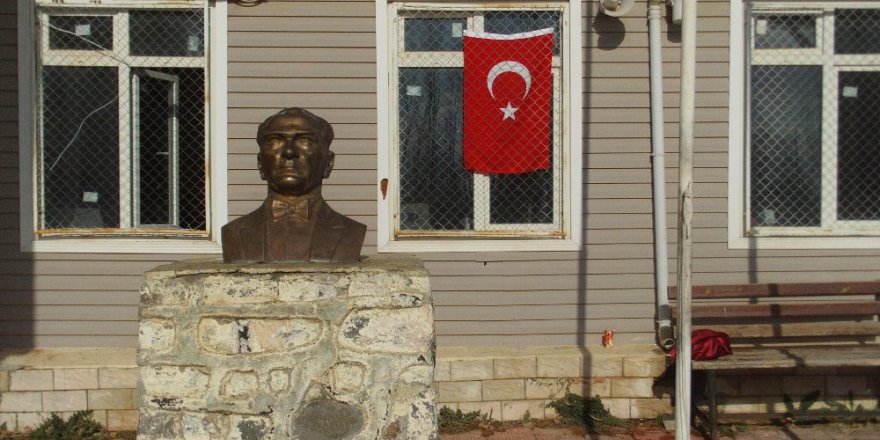 Türk bayrağı ve Atatürk büstüne çirkin saldırı