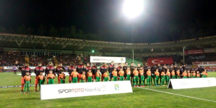 Sahaya asker ve polis üniformalarıyla çıktılar