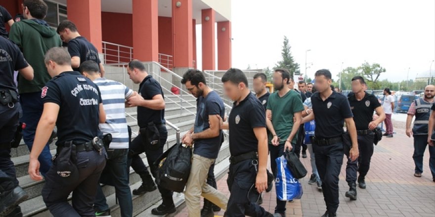 İzmir merkezli FETÖ operasyonu: 40 gözaltı