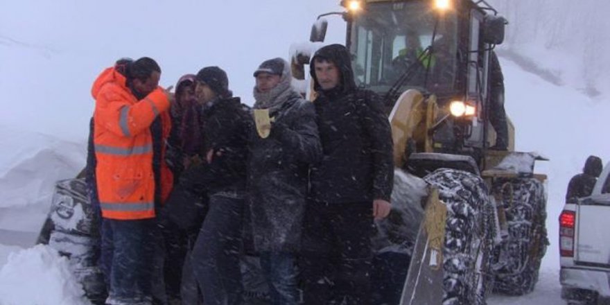 9 öğretmen karda mahsur kaldı
