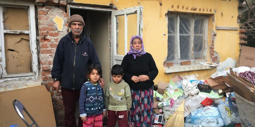 Çöpten toplanılan kağıtlarla eğitim aşkı yürek burktu