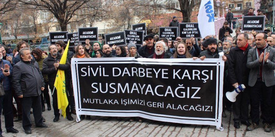 İhraç edilen akademisyenler eylem yaptı