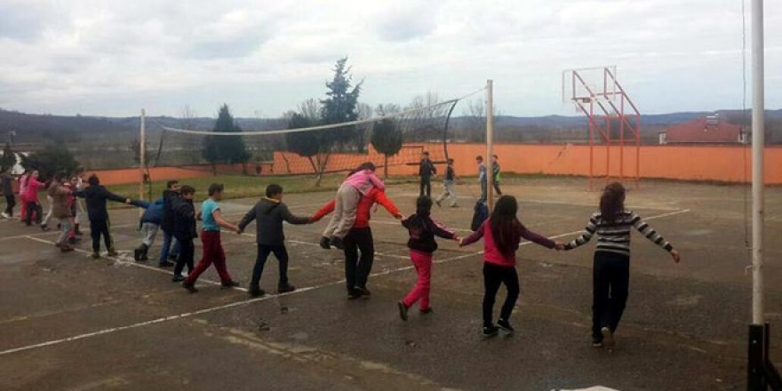 Öğrencisini Sırtında Taşıyan Öğretmen, Sosyal Medyayı Salladı