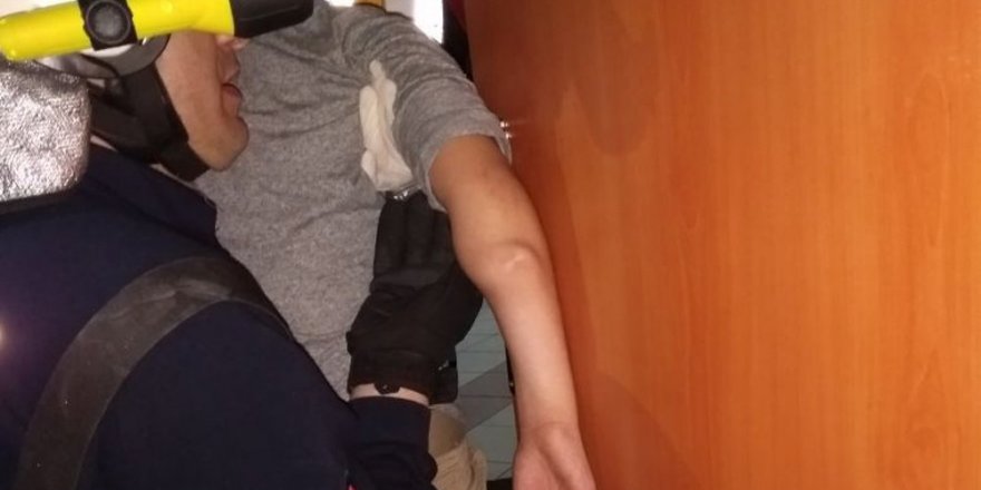 Sınıf kapısının kolu öğrencinin koluna saplandı