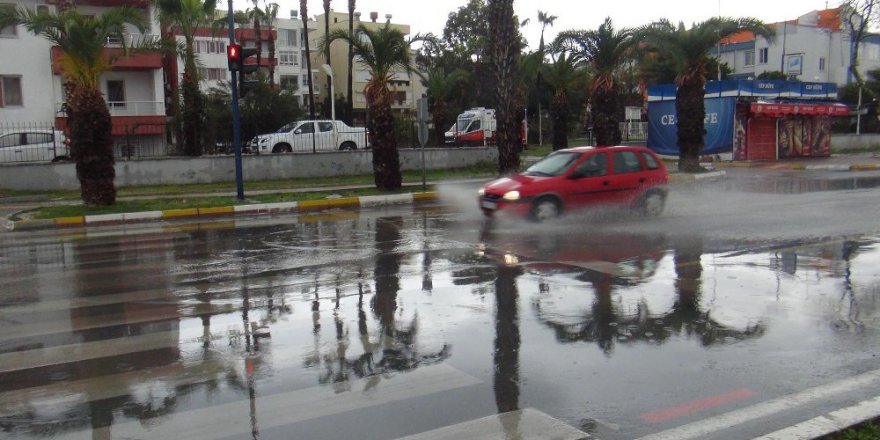 Mersin’de eğitime yağış engeli