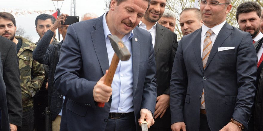 Ali Yalçın'dan Nevruz Performansı: Demir dövdü, yumurta tokuşturdu