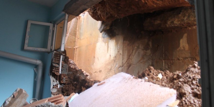 Öğretmen lojmanına kaya düştü