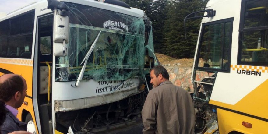 Öğrencileri taşıyan midibüsler çarpıştı: 25 yaralı