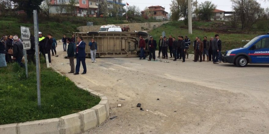 Öğrenci servisiyle otomobil çarpıştı: 16 yaralı