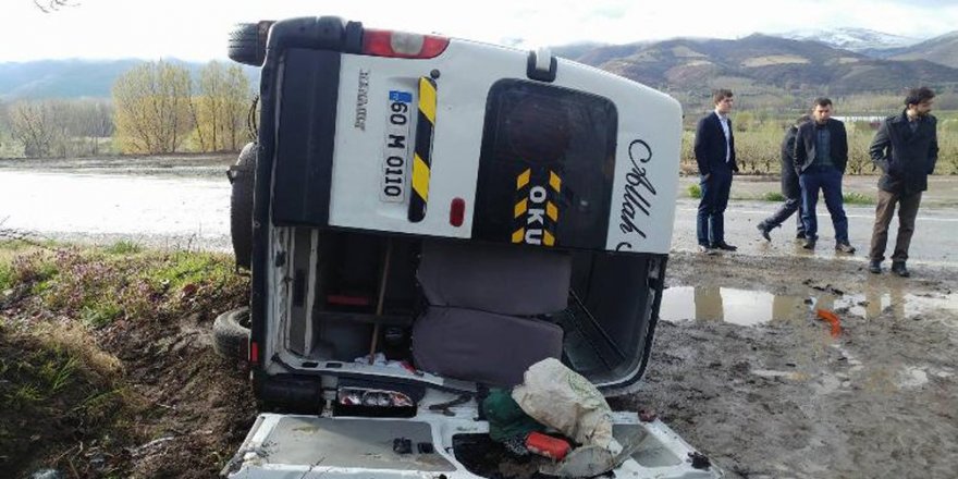 Öğretmenleri taşıyan minibüs şarampole devrildi: 7 yaralı