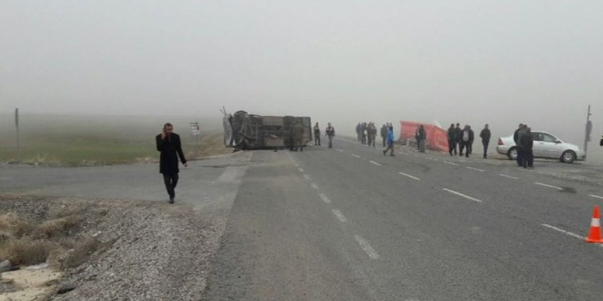 Öğrenci servisi ile tır çarpıştı: 2 ölü, 10 yaralı